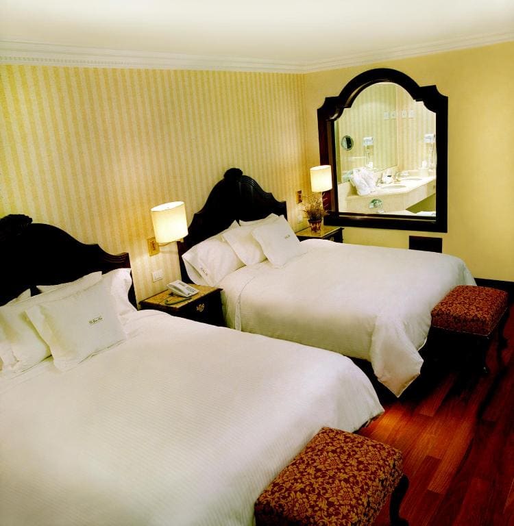 Suite Deluxe with Park View and King Bed room - Image 2