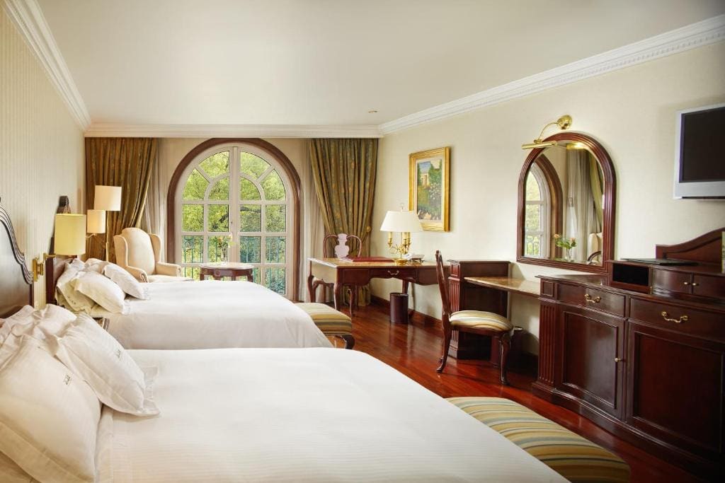 Suite Deluxe with Park View and King Bed room - Image 3