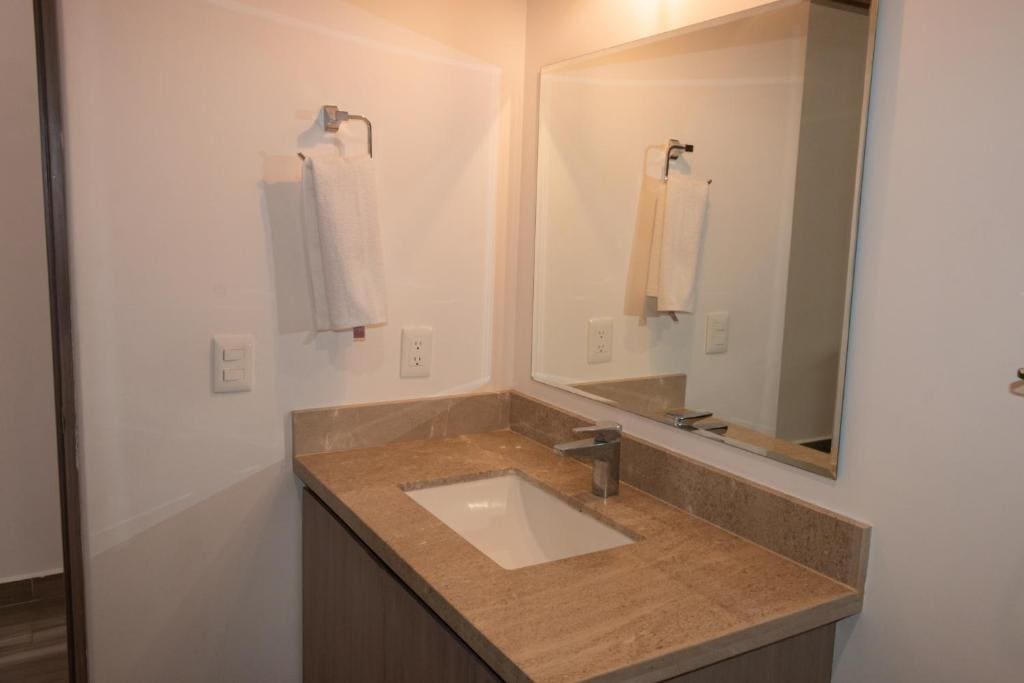 Deluxe Double or Twin Room with Balcony room - Image 3