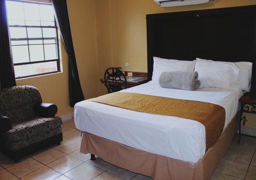 Double Room with Garden View room - Image 3