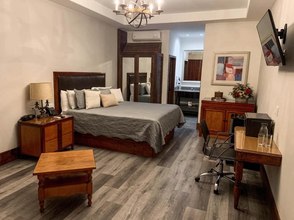 Queen Suite room - Image 2