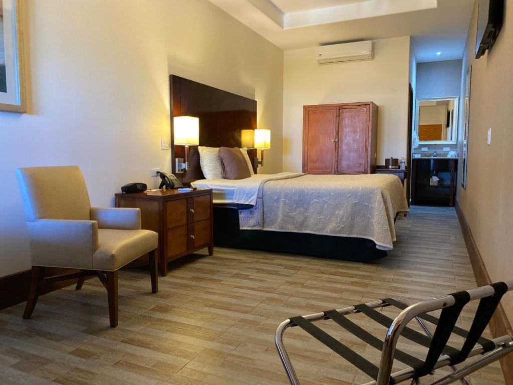 Queen Suite room - Image 1