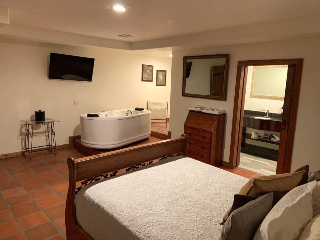 Suite with Spa Bath room - Image 2