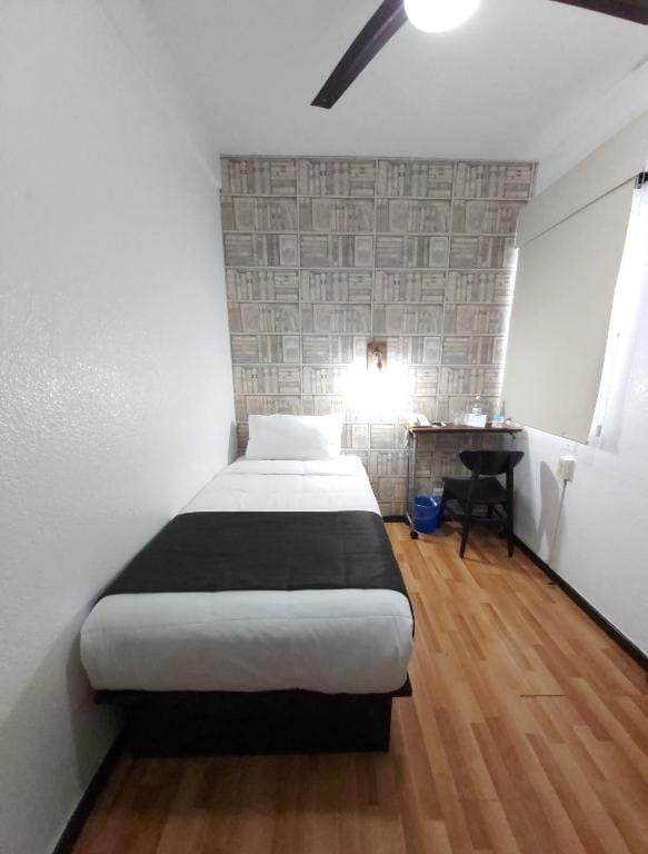 Extra Small Single Room room - Image 3