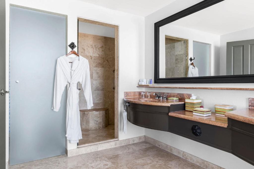 One-Bedroom Governor Suite with Oceanfront View room - Image 3