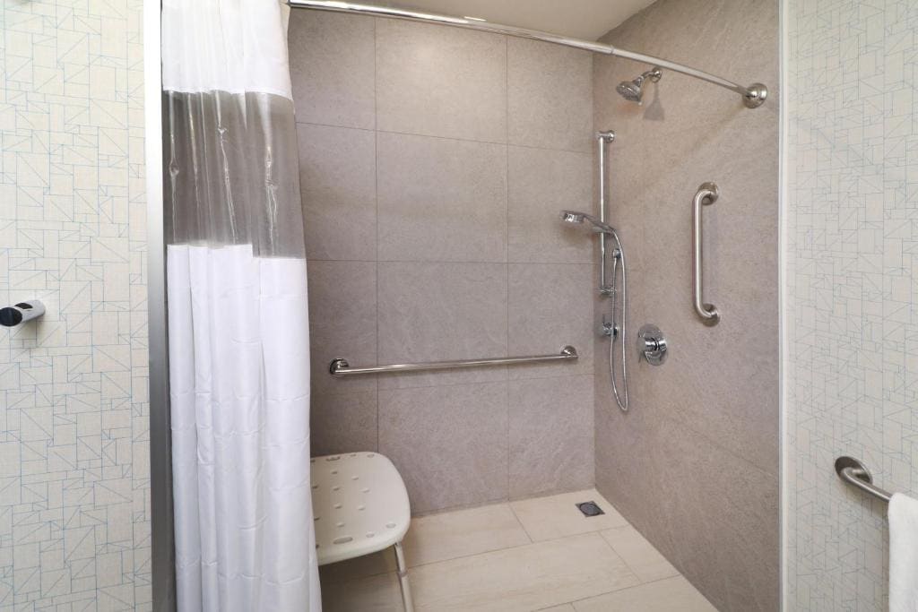 Standard King Room - Accessible room - Image 3