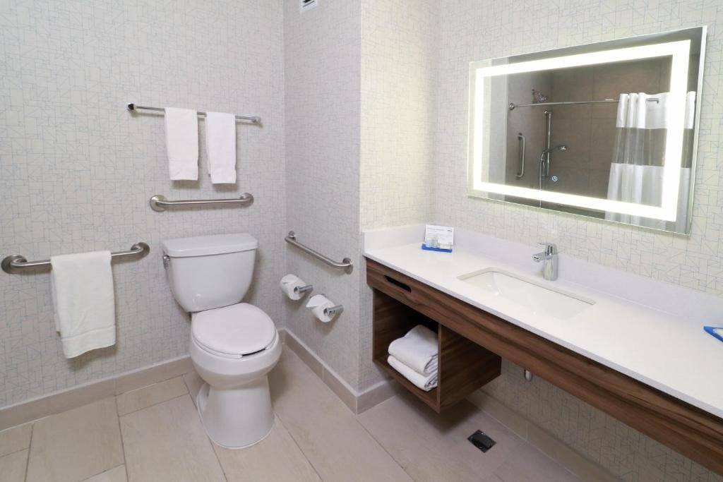 Standard King Room - Accessible room - Image 2