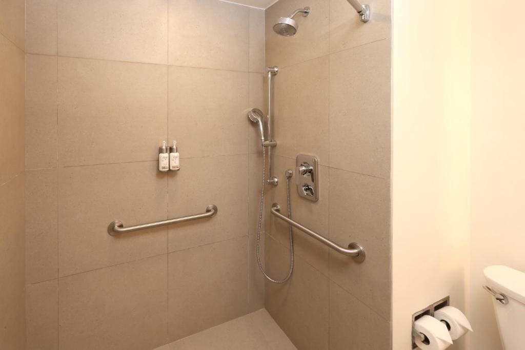 Standard King Room - Accessible room - Image 3