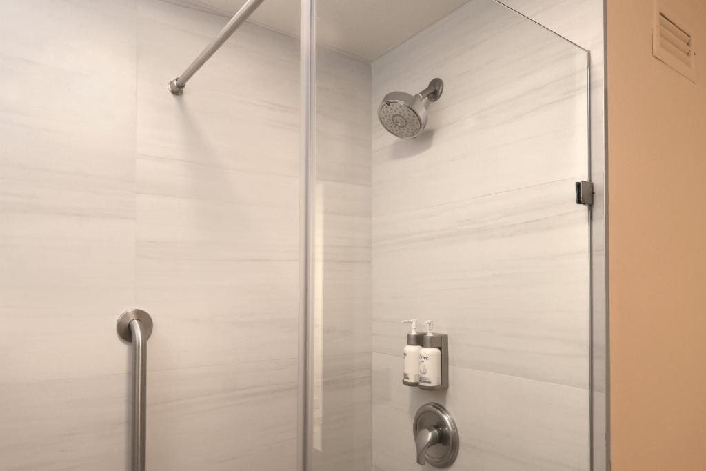 Standard King Room - Accessible room - Image 2