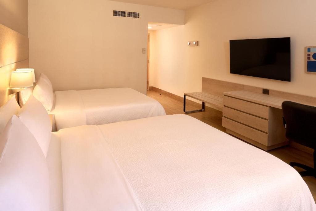 Standard Room with Two Queen Beds room - Image 3