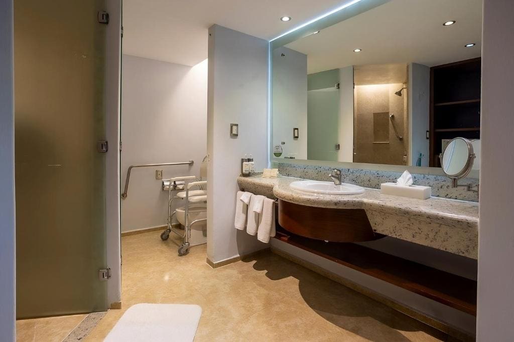 Standard Double Room with Two Double Beds - Disability Access room - Image 1