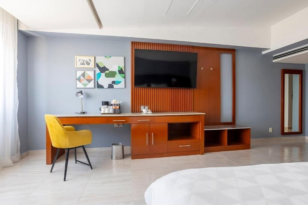 Standard King Room - Top Floor room - Image 3