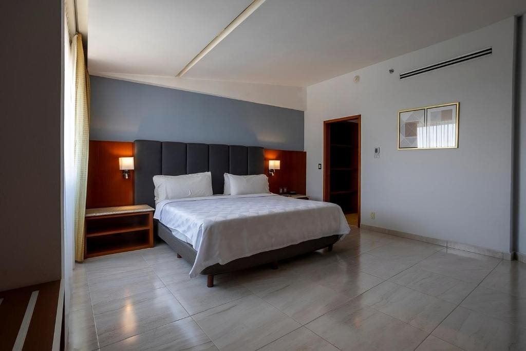 Standard King Room - Top Floor room - Image 2