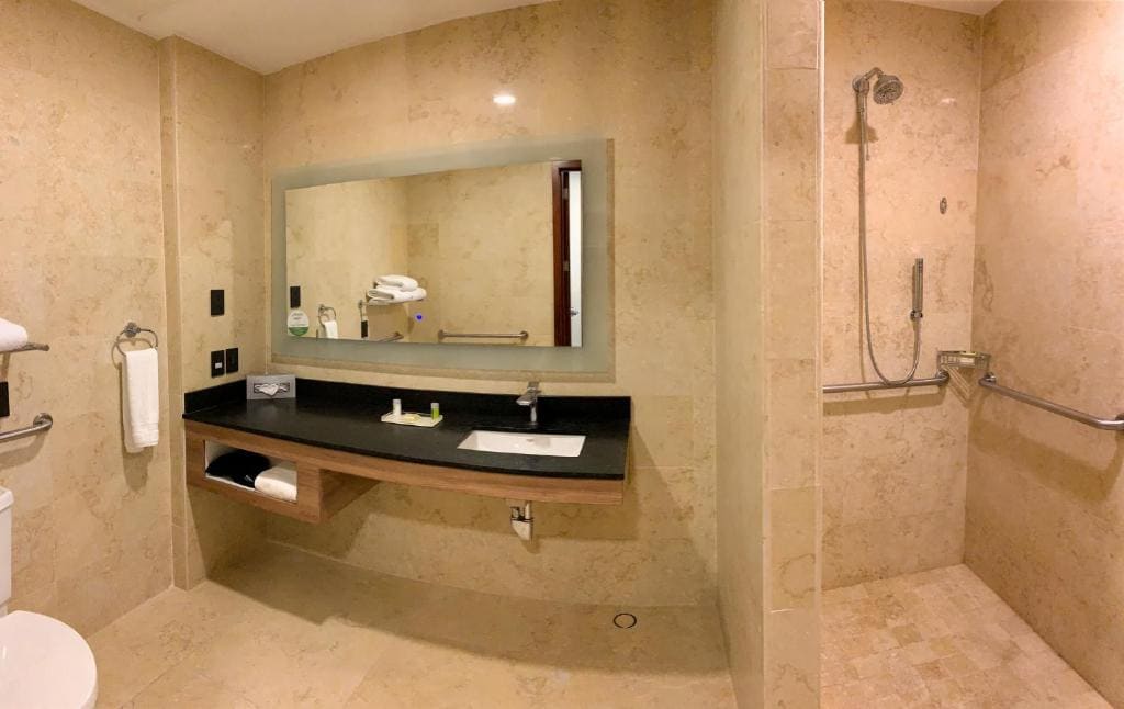 Standard King Room - Accessible room - Image 2