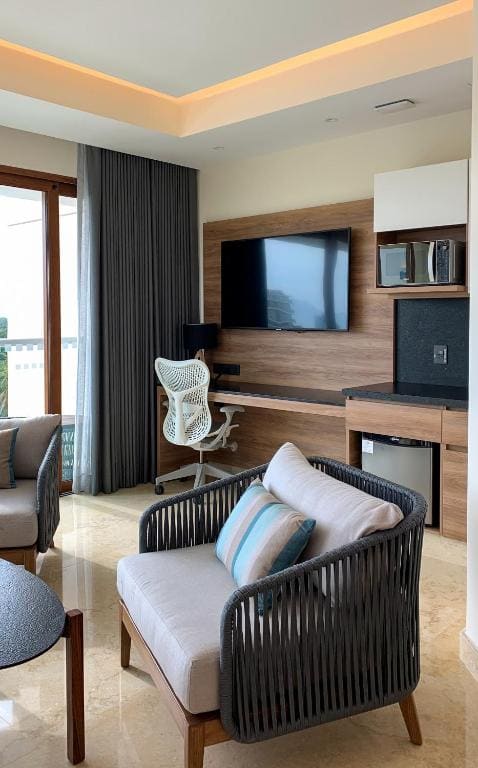 King Suite with Mountain View room - Image 3