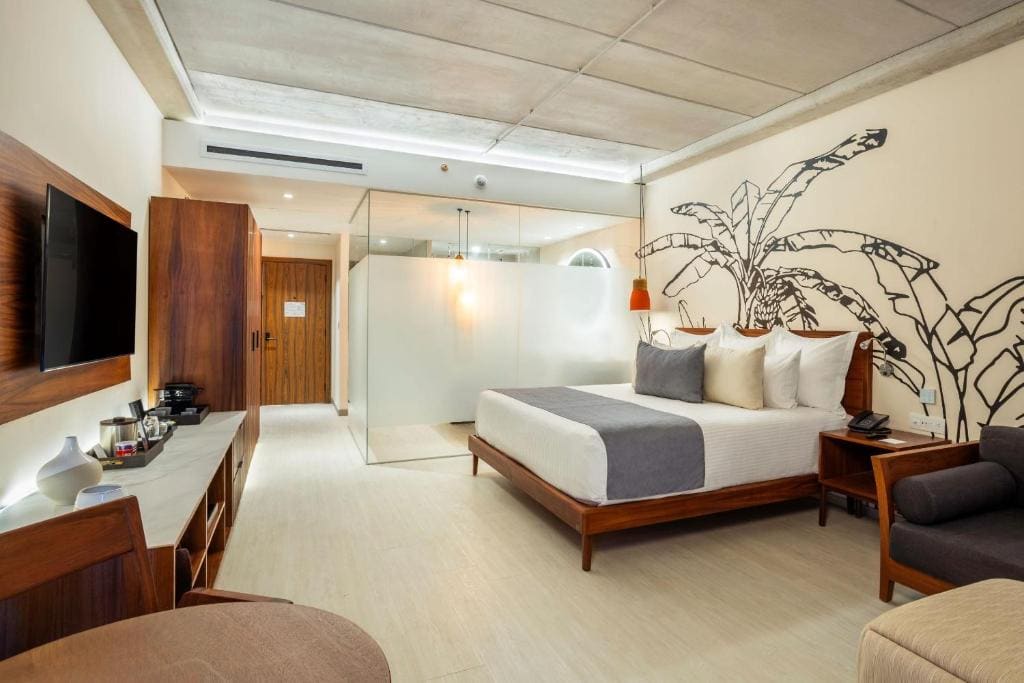 Junior Deluxe Suite Bay View King room - Image 3