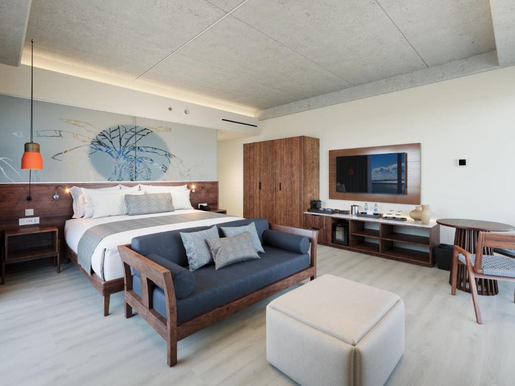 Junior Deluxe Suite Bay View King room - Image 2