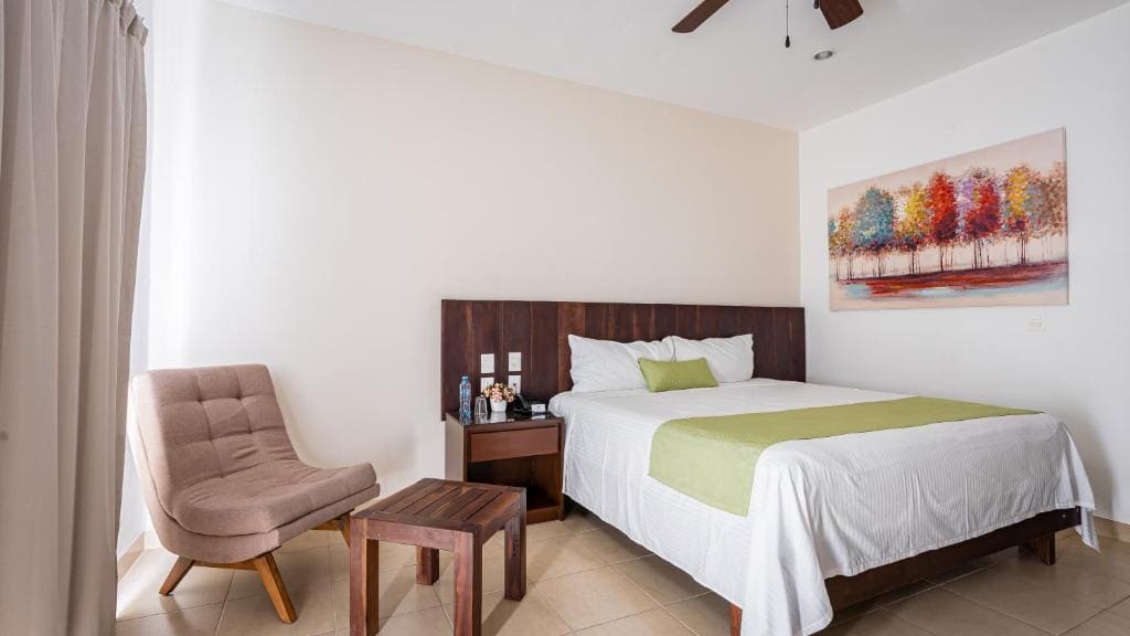 Queen Room with Balcony room - Image 1