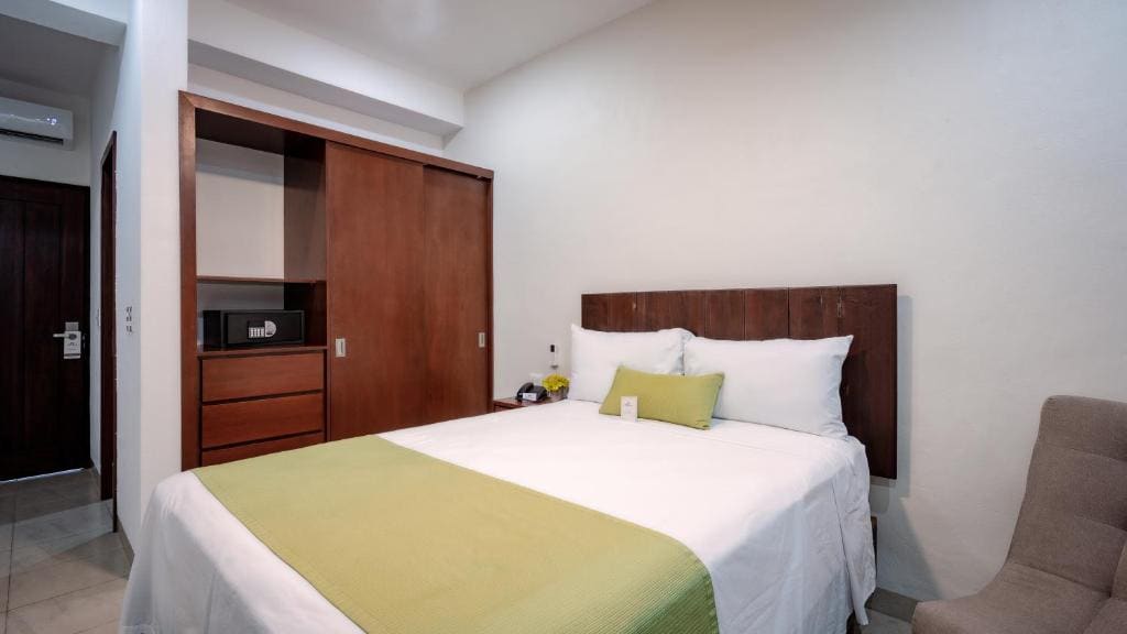 King Room with Balcony room - Image 3