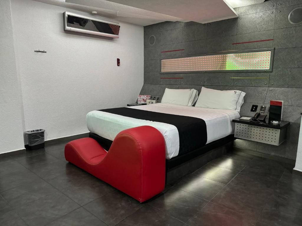 Suite with Spa Bath room - Image 3