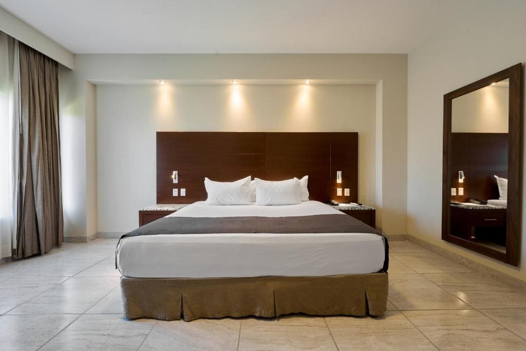 King Suite with Spa Bath room - Image 1