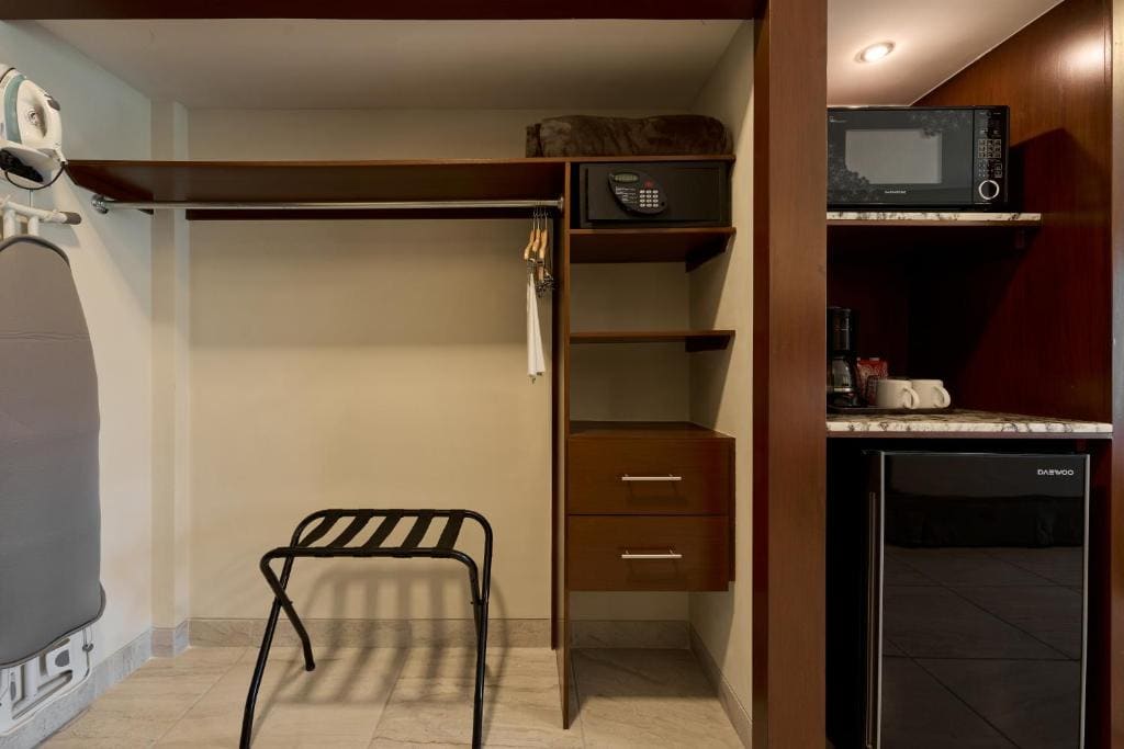 King Suite with Spa Bath room - Image 3