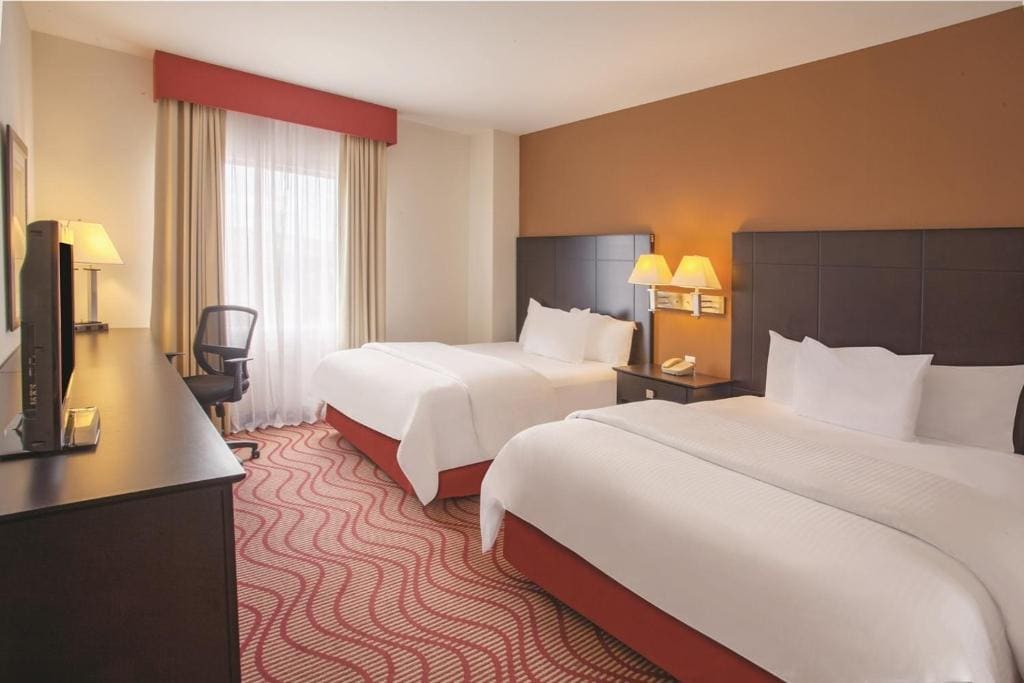 Queen Room with Two Queen Beds and City View - Non-Smoking room - Image 3