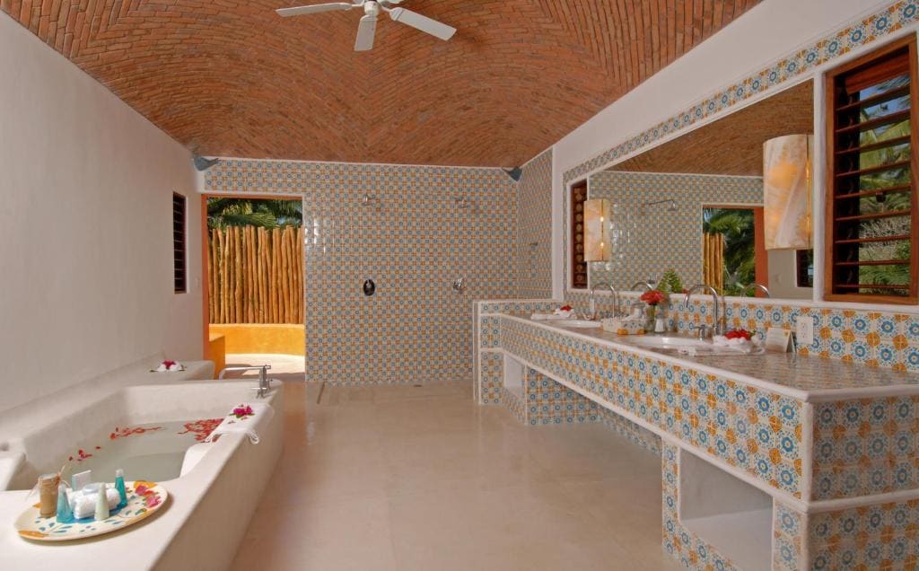 Ocean Front Suite room - Image 2