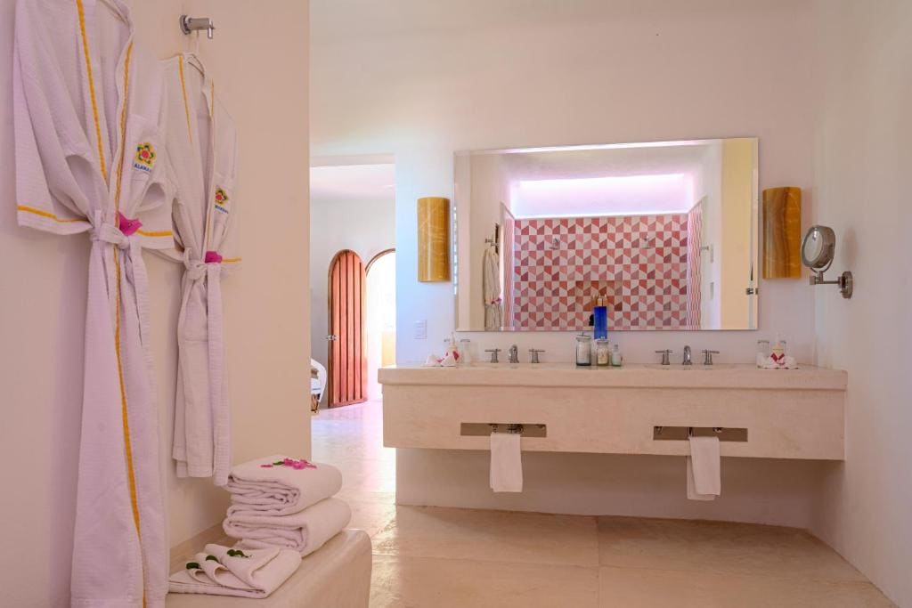 Ocean View Suite room - Image 3