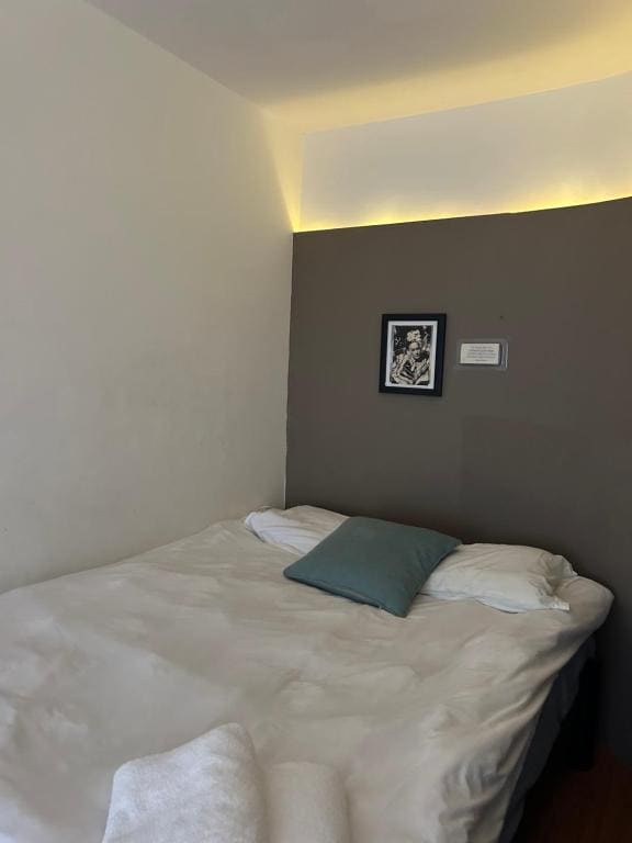 One-Bedroom Apartment room - Image 1