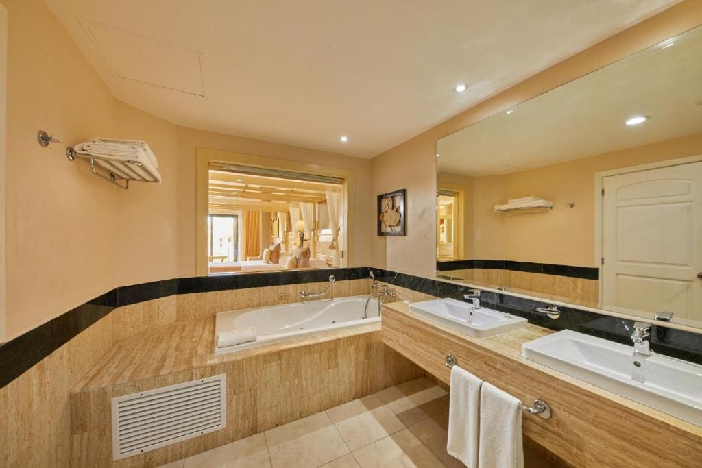 1 King Bed Deluxe Junior Suite DBL room - Image 3