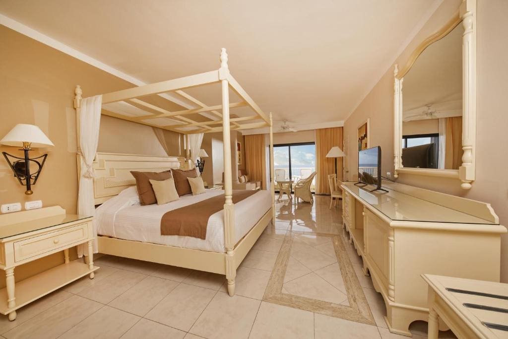 Superior Suite with Sea View room - Image 3