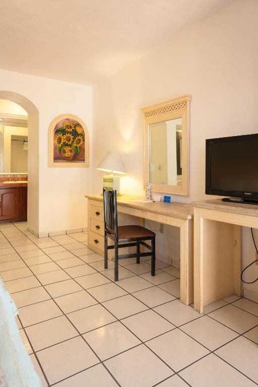 Executive Queen Room with Two Queen Beds room - Image 3