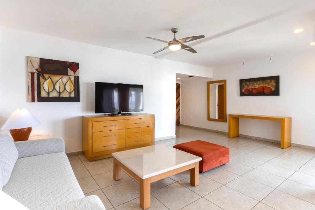One-Bedroom King Suite Sofa Bed and Balcony - Ocean Front/Two Bathrooms room - Image 2