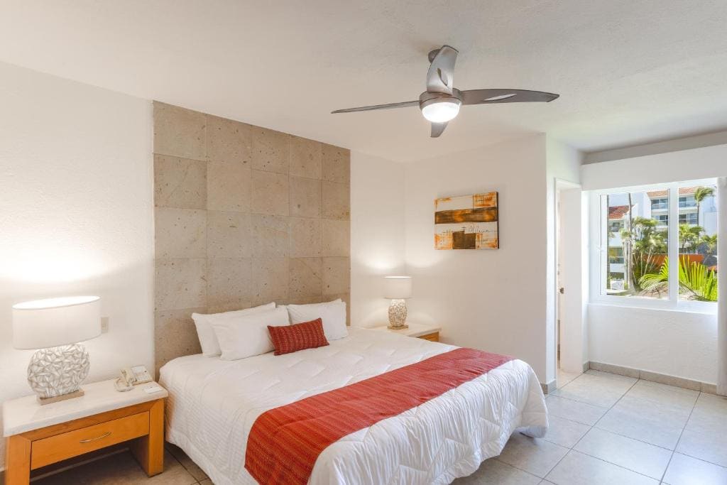One-Bedroom King Suite with Sofa Bed and Balcony or Terrace - Ocean Front/Two Bathrooms room - Image 1
