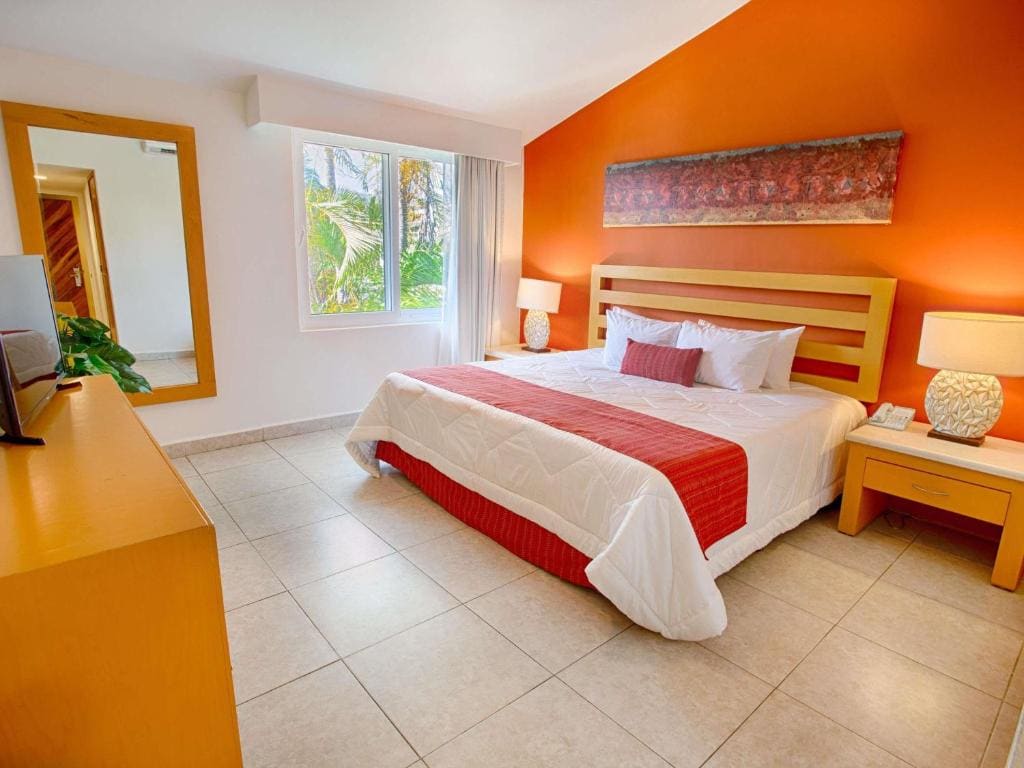 Three-Bedroom King Suite with Sofa Bed and Balcony - Ocean Front/Four Bathrooms room - Image 2
