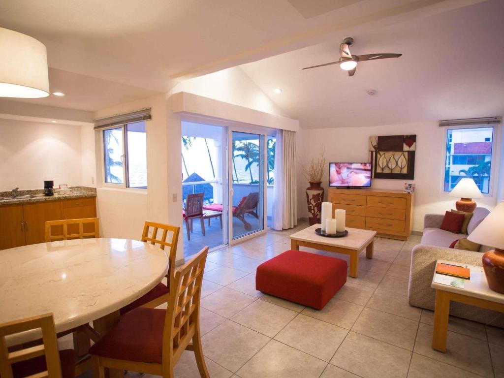 Three-Bedroom King Suite with Sofa Bed and Balcony - Ocean Front/Four Bathrooms room - Image 1