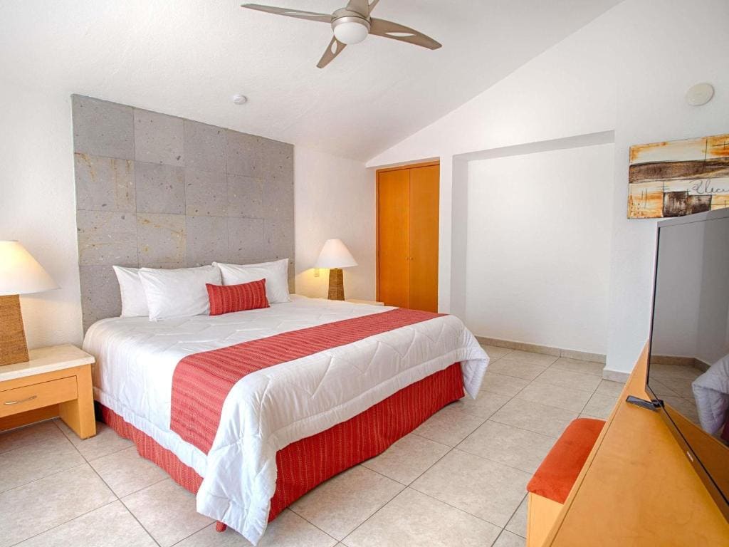 Two-Bedroom King Suite with Sofa Bed and Balcony - Ocean Front/Two Bathrooms room - Image 2