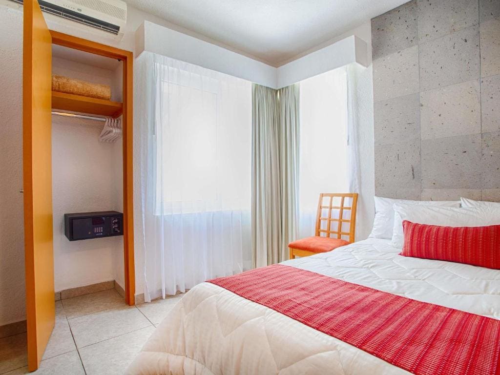 Two-Bedroom King Suite with Sofa Bed and Balcony or Terrace - Ocean Front/Three Bathrooms room - Image 3