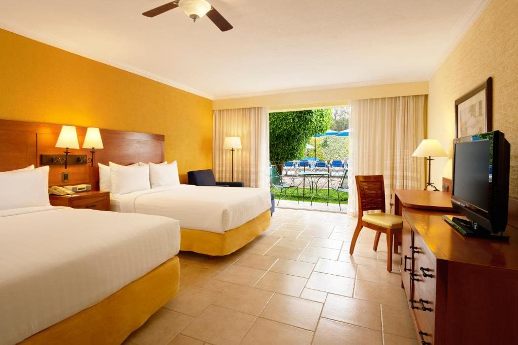 Pool View, 2 Queen room - Image 1