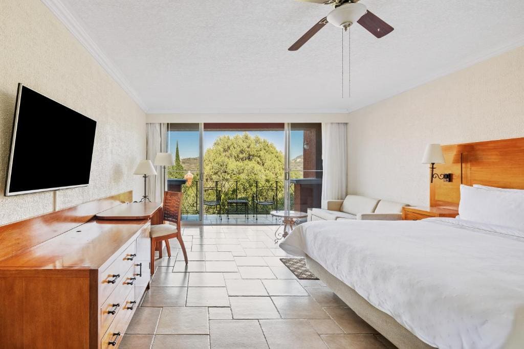 Garden View, 1 King room - Image 2