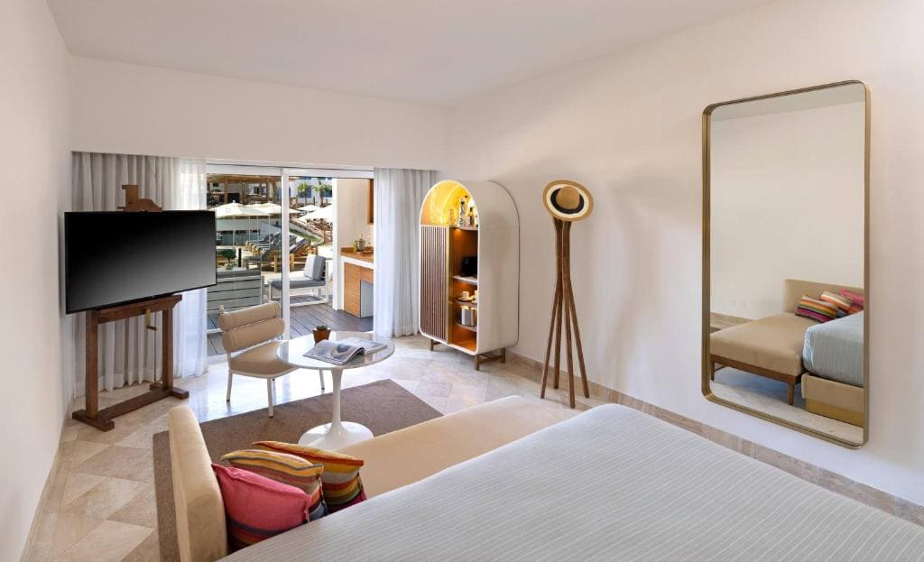 Extra ME+ Junior Suite Beach Front with Hot Tub room - Image 3