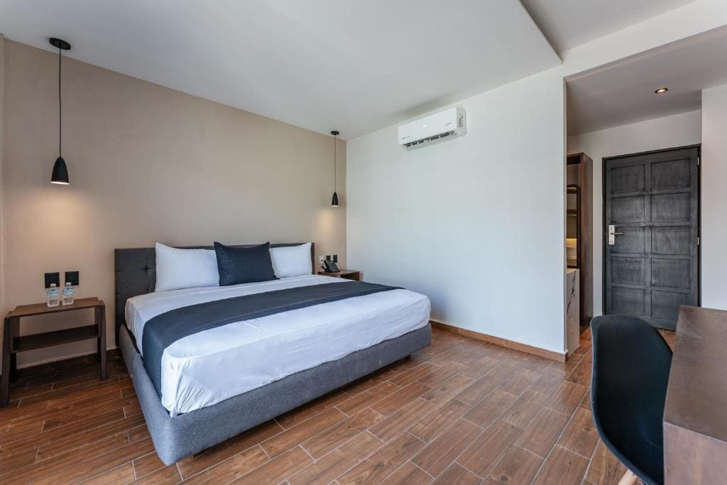 Deluxe King Room room - Image 3