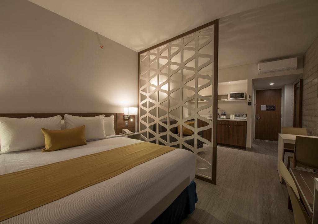 King Suite - Non-Smoking room - Image 3