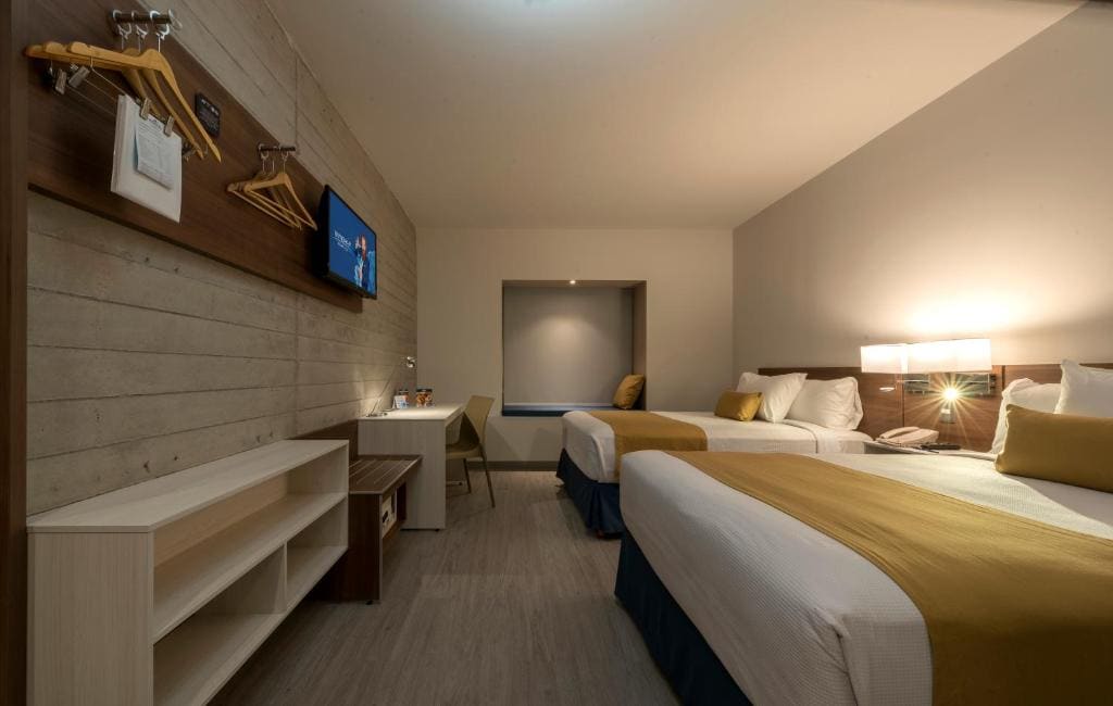 Deluxe Double Room with Two Double Beds - Mobility Access/Non-Smoking room - Image 2