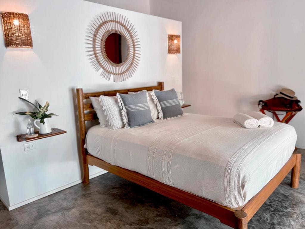 Deluxe Room with One Queen Bed room - Image 3