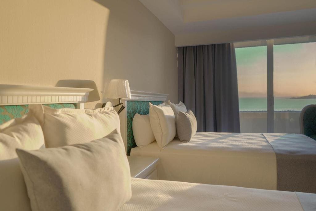 Double Room with Sea View room - Image 2