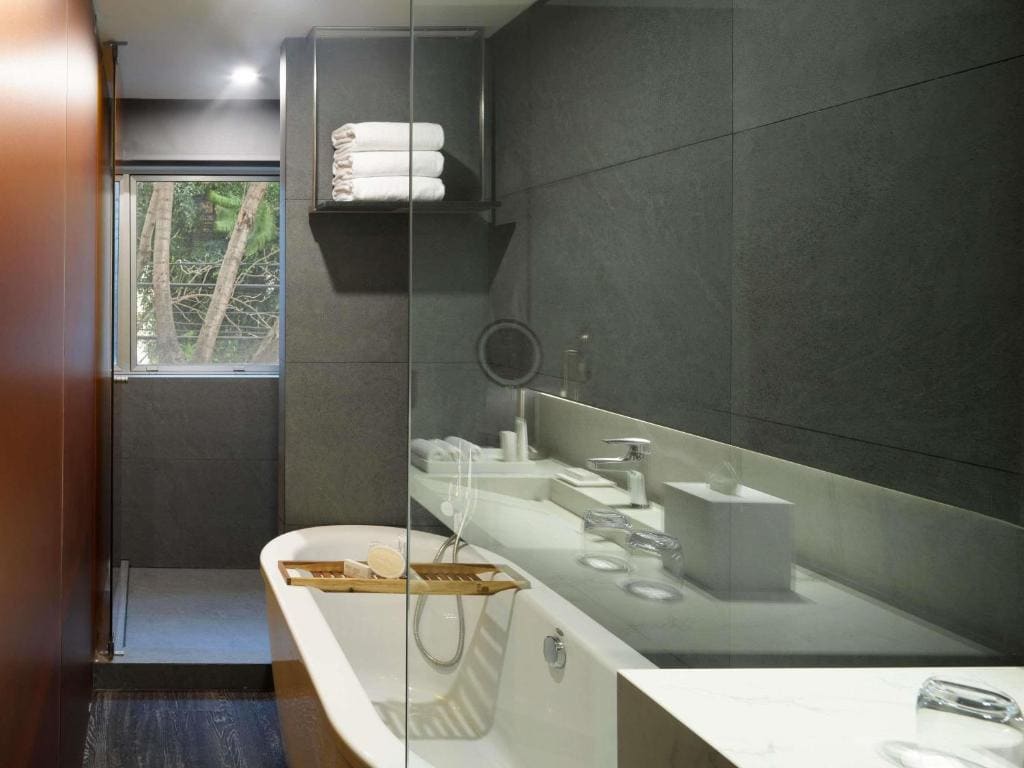 Corner King Suite room - Image 3
