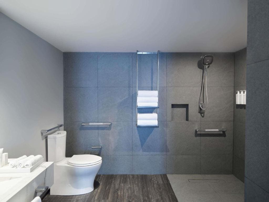 Superior King Room - Mobility Accessible room - Image 3