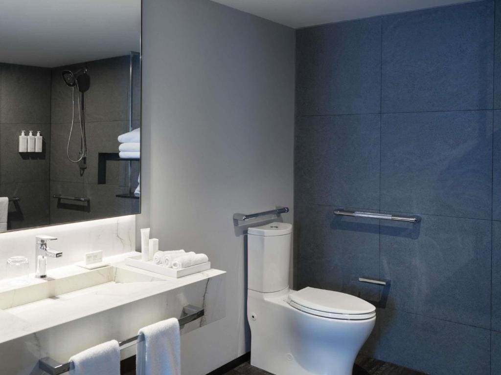 Superior King Room - Mobility Accessible room - Image 2